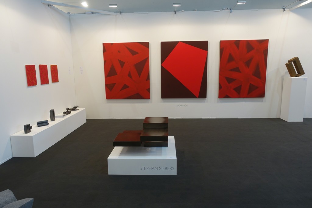 Sculptures of Stephan Siebers in front of paintings of Ivo Ringe Sculptures of Stephan Siebers in front of paintings of Ivo Ringe