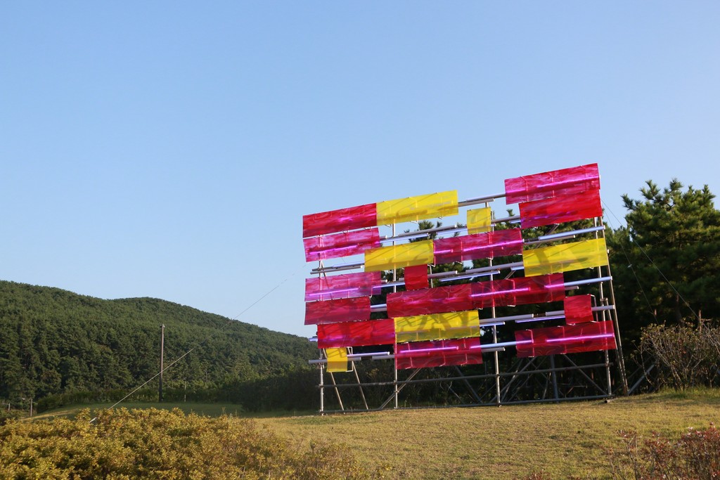 Paul Schwer_Billboard Painting Busan_2017_scaffolding, fluorescent light tube, acrylic glass, pipe clamps, metal clips_650x300x500cm Paul Schwer_Billboard Painting Busan_2017_scaffolding, fluorescent light tube, acrylic glass, pipe clamps, metal clips_650x300x500cm