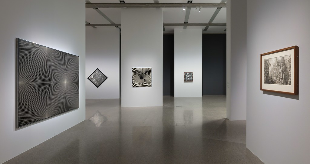 Exhibition view
Op Art and a History of Deception 1520–1970, mumok, 25.5.–26.10.2019
From left to right: Richard Anuszkiewicz, Convex and Concave, 1966; Dadamaino, Oggetto ottico dinamico, 1961; Franco Grignani, Danza Strutturale, 1965; Enzo Mari, Progetto 725 B, 1963; Giovanni Battista Piranesi, Via Appia, Via Adreatina, aus / from: Le Antichità Romane II, 1756
Photo: Markus Wörgötter
© mumok/Privatsammlung, Bad Homburg/Albertina, Wien/Bildrecht Wien, 2019
Exhibition view
Op Art and a History of Deception 1520–1970, mumok, 25.5.–26.10.2019
From left to right: Richard Anuszkiewicz, Convex and Concave, 1966; Dadamaino, Oggetto ottico dinamico, 1961; Franco Grignani, Danza Strutturale, 1965; Enzo Mari, Progetto 725 B, 1963; Giovanni Battista Piranesi, Via Appia, Via Adreatina, aus / from: Le Antichità Romane II, 1756
Photo: Markus Wörgötter
© mumok/Privatsammlung, Bad Homburg/Albertina, Wien/Bildrecht Wien, 2019
