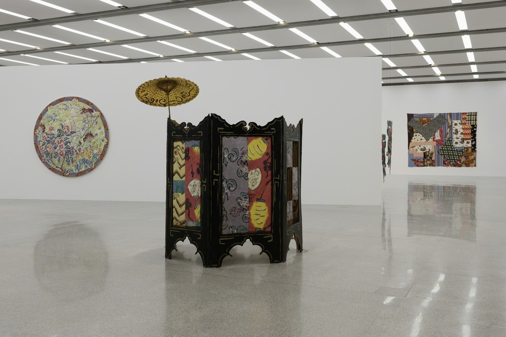 Ausstellungsansicht / Exhibition view
Pattern and Decoration. Ornament als Versprechen / Ornament as Promise,
mumok Museum moderner Kunst Stiftung Ludwig Wien,
23. Februar bis 8. September 2019 / February 23 to September 8, 2019
Brad Davis, All Seasons (1980); Kim MacConnel, Pagode (1974), No End to Bumper Harvest (1978)
Photo: Stephan Wyckoff
© mumok Ausstellungsansicht / Exhibition view
Pattern and Decoration. Ornament als Versprechen / Ornament as Promise,
mumok Museum moderner Kunst Stiftung Ludwig Wien,
23. Februar bis 8. September 2019 / February 23 to September 8, 2019
Brad Davis, All Seasons (1980); Kim MacConnel, Pagode (1974), No End to Bumper Harvest (1978)
Photo: Stephan Wyckoff
© mumok