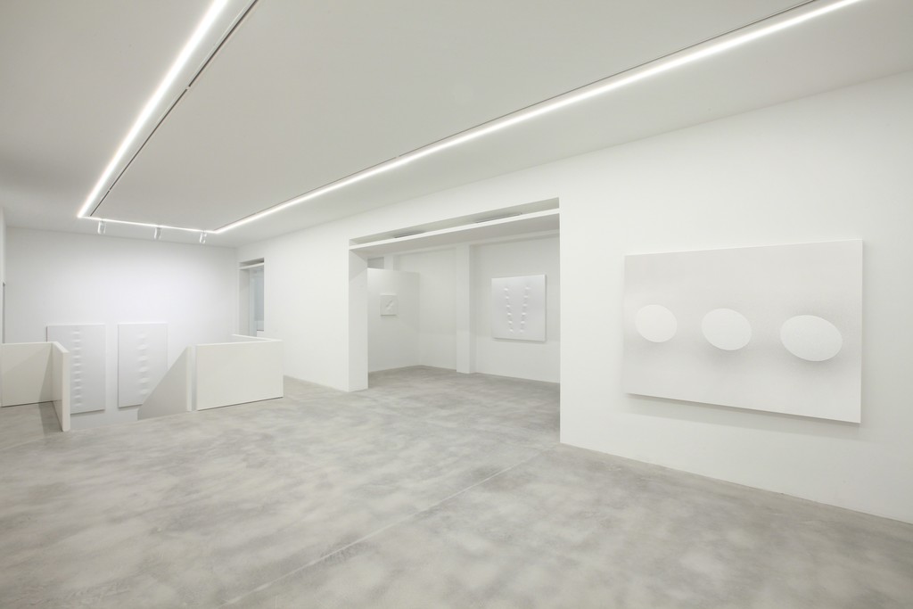 Turi Simeti. White Paintings. Dep Art, Milano Turi Simeti. White Paintings. Dep Art, Milano