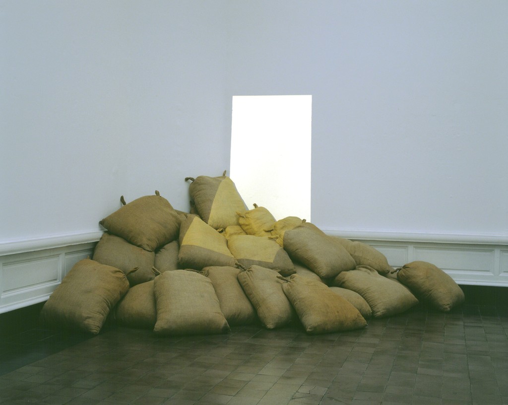 Barry Flanagan, Light on light on sacks, 1969, collection S.M.A.K. Barry Flanagan, Light on light on sacks, 1969, collection S.M.A.K.