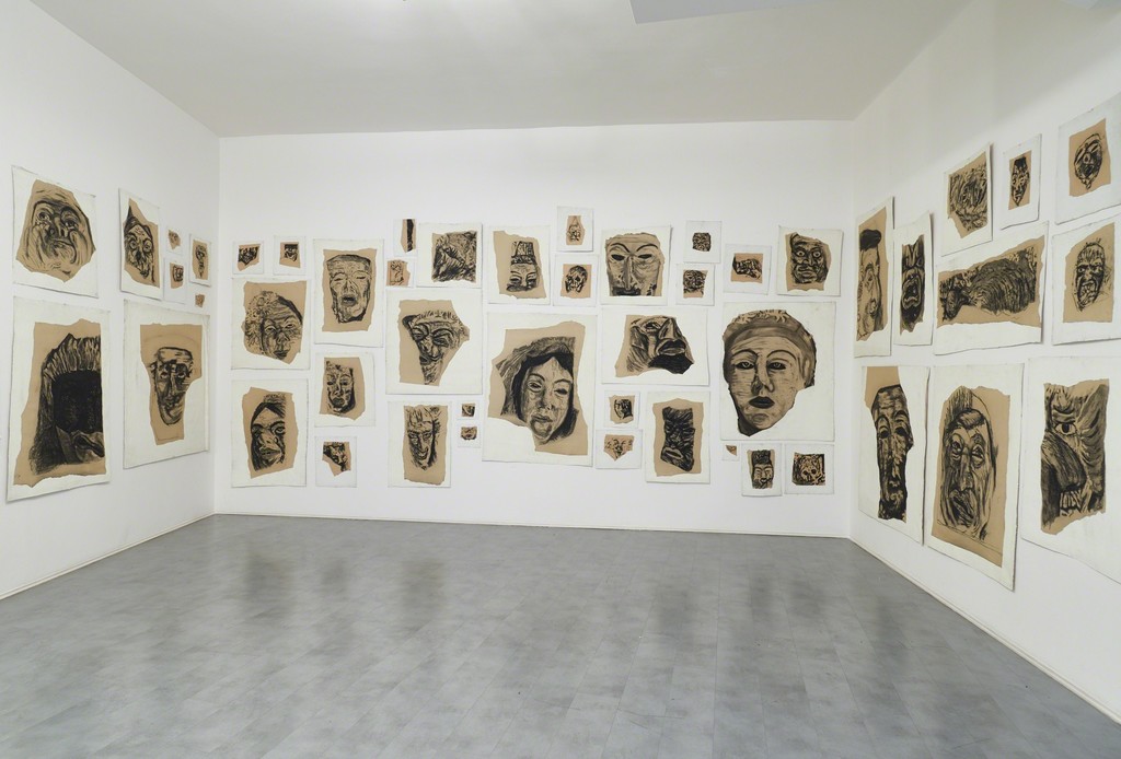 Piero Manai
Autoritratto con maschera, 1899 – 1980
Carbone su carta intelata – 56 opere di varie dimensioni Piero Manai
Autoritratto con maschera, 1899 – 1980
Carbone su carta intelata – 56 opere di varie dimensioni