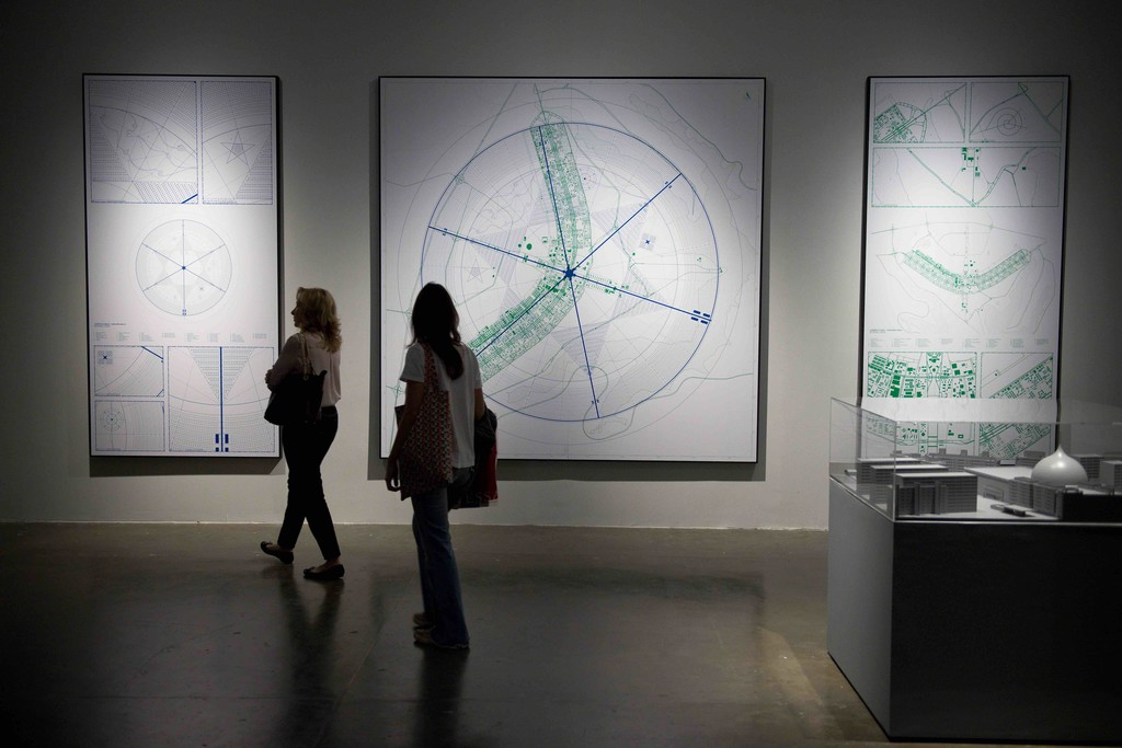 Jonas Staal Nosso Lar, Brasília, 2014 Styreen, MDF, perspex 1000 × 1000 × 150 cm Jonas Staal Nosso Lar, Brasília, 2014 Styreen, MDF, perspex 1000 × 1000 × 150 cm