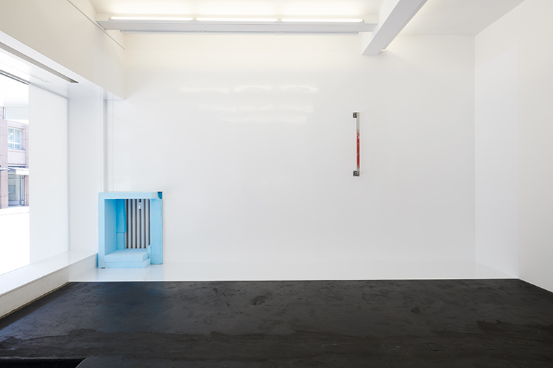 Exhibition view «Negotiating Geometry» | Reto Boller, Mary Heilmann, Cindy Hinant, Haroon Mirza, Keith Sonnier | Photo: Mischa Scherrer Exhibition view «Negotiating Geometry» | Reto Boller, Mary Heilmann, Cindy Hinant, Haroon Mirza, Keith Sonnier | Photo: Mischa Scherrer