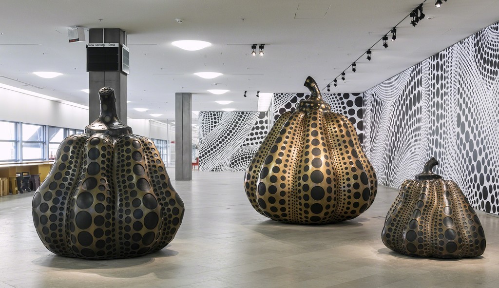Yayoi Kusama, Pumpkin, 2014 In front of Yellow Tree Installation View at Moderna Museet/ArkDes, Stockholm, as a part of the exhibition Yayoi Kusama – In Infinity, 2016.
© Yayoi Kusama. Courtesy of Ota Fine Arts, Tokyo/Singapore, Victoria Miro Gallery, London, David Zwirner, New York. Photo: Åsa Lundén/Moderna Museet Yayoi Kusama, Pumpkin, 2014 In front of Yellow Tree Installation View at Moderna Museet/ArkDes, Stockholm, as a part of the exhibition Yayoi Kusama – In Infinity, 2016.
© Yayoi Kusama. Courtesy of Ota Fine Arts, Tokyo/Singapore, Victoria Miro Gallery, London, David Zwirner, New York. Photo: Åsa Lundén/Moderna Museet
