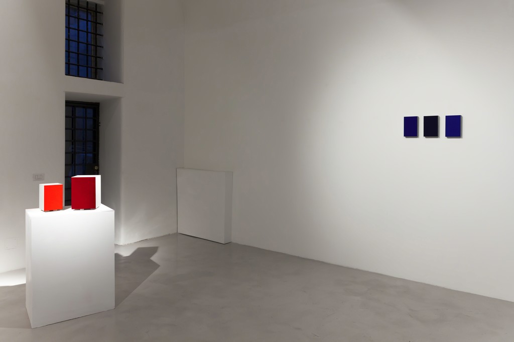Alfonso Fratteggiani Bianchi, "UPainting", 2016, pigment on pietra serena, 27.5x19.4x19.4cm; 21x14x14cm e "Untitled", 2016, pigment on pietra serena, 21x14x3cm each Alfonso Fratteggiani Bianchi, "UPainting", 2016, pigment on pietra serena, 27.5x19.4x19.4cm; 21x14x14cm e "Untitled", 2016, pigment on pietra serena, 21x14x3cm each