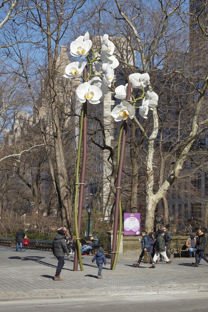 Installation view of "Isa Genzken: Two Orchids" at Doris C. Freedman Plaza, Central Park, New York (2016) Installation view of "Isa Genzken: Two Orchids" at Doris C. Freedman Plaza, Central Park, New York (2016)