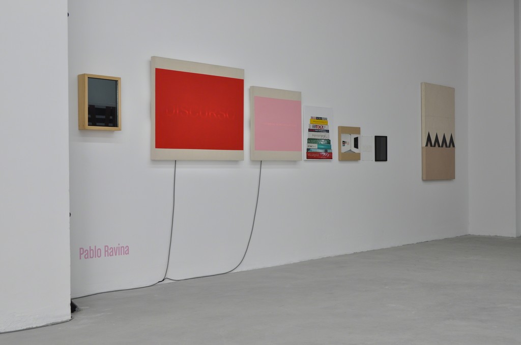 Installation shot, '6 Métodos Infalibles Para Reconocer El Arte Contemporáneo' and 'Cerca' by Pablo Ravina. Installation shot, '6 Métodos Infalibles Para Reconocer El Arte Contemporáneo' and 'Cerca' by Pablo Ravina.