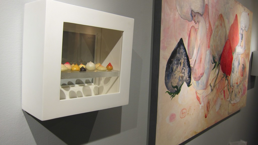 The centerpiece of the exhibit, Fresas, surrounded on both sides by two Mamma sculptures. The centerpiece of the exhibit, Fresas, surrounded on both sides by two Mamma sculptures.