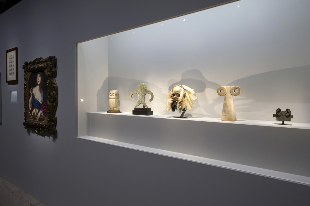 Vue de l’exposition Carambolages Scénographie Hugues Fontenas Architecte © Rmn-Grand Palais / Photo Didier Plowy, Paris 2016 Vue de l’exposition Carambolages Scénographie Hugues Fontenas Architecte © Rmn-Grand Palais / Photo Didier Plowy, Paris 2016