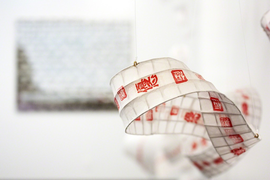 Nishiki Sugawara-Beda - Kotodama Converse, installation shot, rice paper, calligraphy Chinese ink, mesh wire, fishing line Nishiki Sugawara-Beda - Kotodama Converse, installation shot, rice paper, calligraphy Chinese ink, mesh wire, fishing line