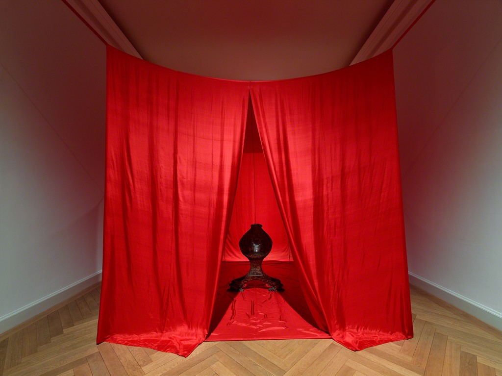 James Lee Byars, The Chair of Transformation (1989). Exhibition view: James Lee Byars, The Palace of Perfect, KEWENIG, Berlin (16 February–13 April 2019). Courtesy KEWENIG, Berlin. Copyright: The Estate of James Lee Byars. Photo: Stefan Müller. James Lee Byars, The Chair of Transformation (1989). Exhibition view: James Lee Byars, The Palace of Perfect, KEWENIG, Berlin (16 February–13 April 2019). Courtesy KEWENIG, Berlin. Copyright: The Estate of James Lee Byars. Photo: Stefan Müller.