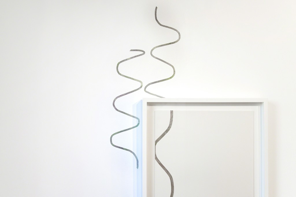 "Pairar - resquícios de uma forma líquida" ("Hover - remnants of a liquid form"), 2018
instalation: sanded painting dust, oil painting and varnish on wall (variable dimensions)
/
"Por entre, à janela I" (in between, at the window I), 2018
_
© constança babo "Pairar - resquícios de uma forma líquida" ("Hover - remnants of a liquid form"), 2018
instalation: sanded painting dust, oil painting and varnish on wall (variable dimensions)
/
"Por entre, à janela I" (in between, at the window I), 2018
_
© constança babo