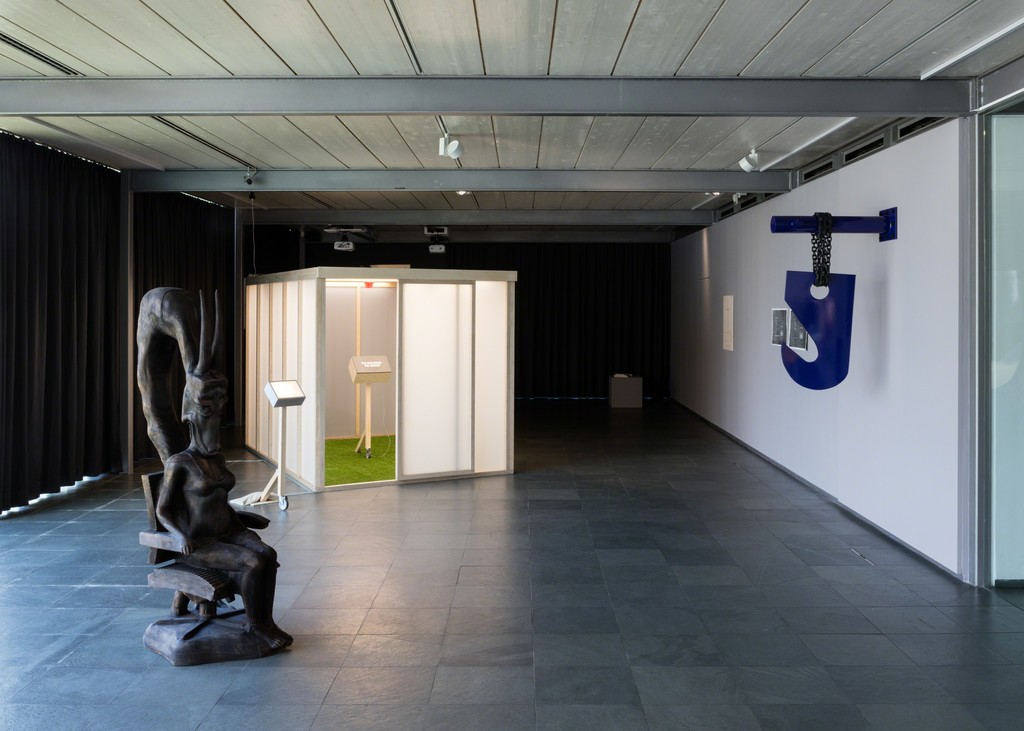 Installation view: Work it, feel it!, Kunsthalle Wien 2017, Photo: Stephan Wyckoff: Sidsel Meineche Hansen, ONEself, 2015, Courtesy the artist and Rodeo Gallery, London; Toni Schmale, hafenperle II, from the series: fuhrpark. was das / der neue gefährt sein kann, 2013, Courtesy the artist and Galerie Christine König, Wien; Visible Solutions, Clarity, 2010, Courtesy the artists Installation view: Work it, feel it!, Kunsthalle Wien 2017, Photo: Stephan Wyckoff: Sidsel Meineche Hansen, ONEself, 2015, Courtesy the artist and Rodeo Gallery, London; Toni Schmale, hafenperle II, from the series: fuhrpark. was das / der neue gefährt sein kann, 2013, Courtesy the artist and Galerie Christine König, Wien; Visible Solutions, Clarity, 2010, Courtesy the artists