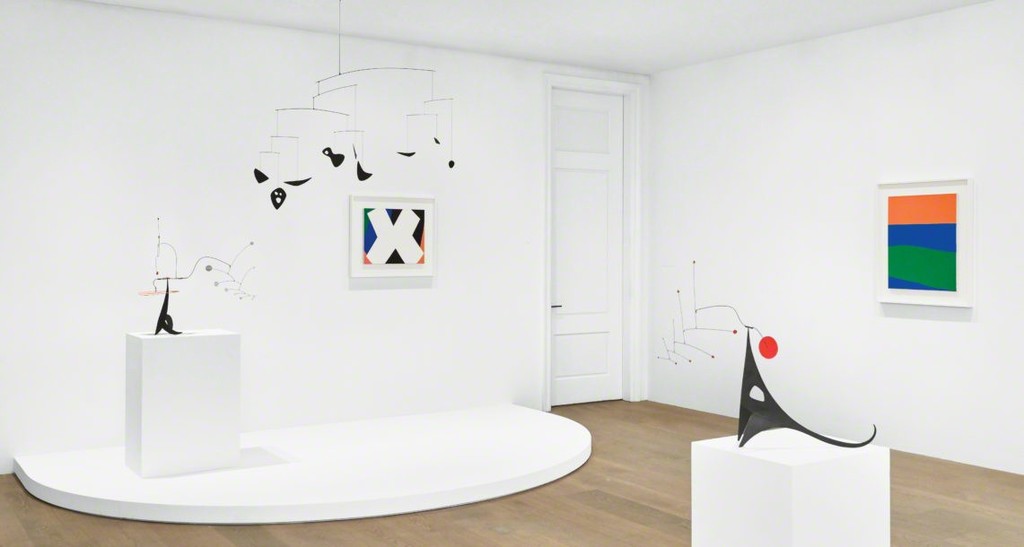 Installation view, Calder / Kelly. Photo: Tom Powel Imaging. All Alexander Calder artworks © 2018 Calder Foundation, New York / Artists Rights Society (ARS), New York. Courtesy Calder Foundation, New York. All Ellsworth Kelly artworks © Ellsworth Kelly Foundation. Courtesy Ellsworth Kelly Studio. Installation view, Calder / Kelly. Photo: Tom Powel Imaging. All Alexander Calder artworks © 2018 Calder Foundation, New York / Artists Rights Society (ARS), New York. Courtesy Calder Foundation, New York. All Ellsworth Kelly artworks © Ellsworth Kelly Foundation. Courtesy Ellsworth Kelly Studio.