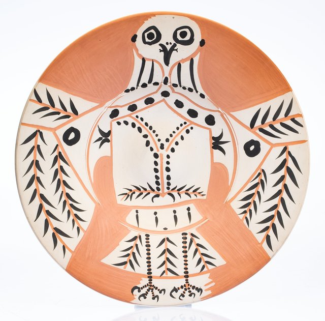 Pablo Picasso, ‘Hibou blanc sur fond rouge’, 1957, Terracotta ceramic plate, partially engraved, with coloured engobe, Heritage Auctions