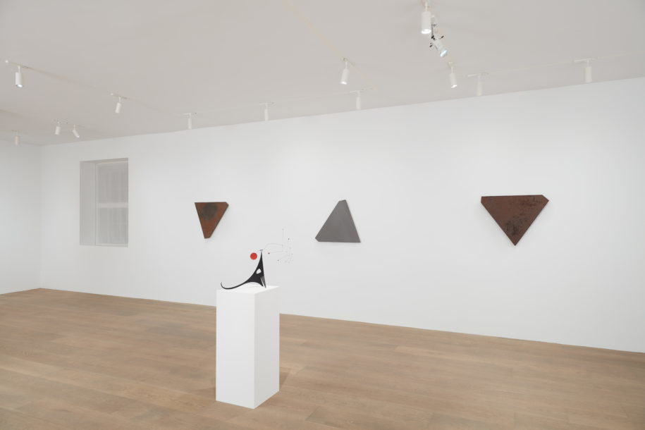 Installation view, Calder / Kelly. Photo: Tom Powel Imaging. All Alexander Calder artworks © 2018 Calder Foundation, New York / Artists Rights Society (ARS), New York. Courtesy Calder Foundation, New York. All Ellsworth Kelly artworks © Ellsworth Kelly Foundation. Courtesy Ellsworth Kelly Studio. Installation view, Calder / Kelly. Photo: Tom Powel Imaging. All Alexander Calder artworks © 2018 Calder Foundation, New York / Artists Rights Society (ARS), New York. Courtesy Calder Foundation, New York. All Ellsworth Kelly artworks © Ellsworth Kelly Foundation. Courtesy Ellsworth Kelly Studio.