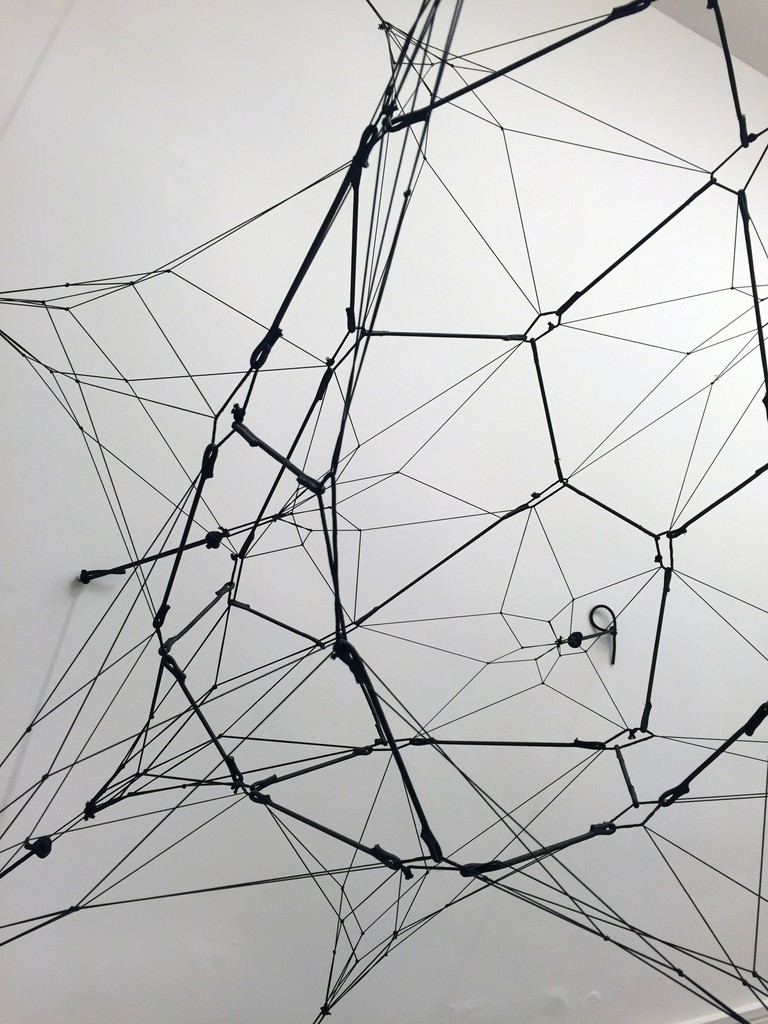 TOMÁS SARACENO
Título: Untitled as yet
Ano: 2009
Dimensões: variadas - 350 x 459 x 259 cm
Material: Corda de elástico TOMÁS SARACENO
Título: Untitled as yet
Ano: 2009
Dimensões: variadas - 350 x 459 x 259 cm
Material: Corda de elástico