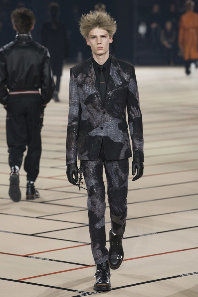 Dior Homme x Dan Witz Winter 2017/2018 Collection runway look. Dior Homme x Dan Witz Winter 2017/2018 Collection runway look.