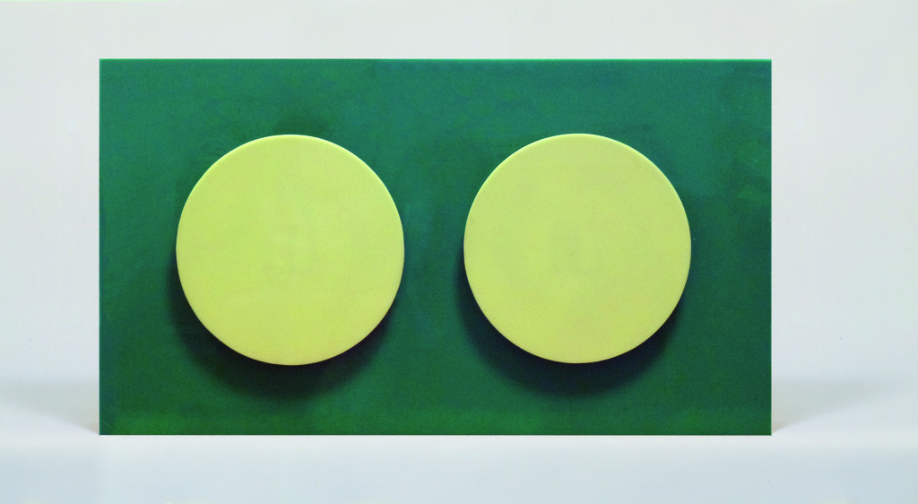 Francisco Sobrino
Sans titre, 1965
Mobile, boite plexiglas verte, deux disques jaunes / Mobile, green plexiglas box, two yellow discs on springs
H 33 x 59 x 7 cm / H 12.9 x 23.2 x 2.8 in
© Sobrino, Courtesy Galerie Mitterrand
Francisco Sobrino
Sans titre, 1965
Mobile, boite plexiglas verte, deux disques jaunes / Mobile, green plexiglas box, two yellow discs on springs
H 33 x 59 x 7 cm / H 12.9 x 23.2 x 2.8 in
© Sobrino, Courtesy Galerie Mitterrand