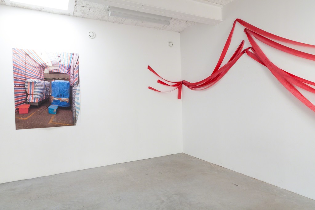 Liliane Freiermuth, "Kowloon Ladies Market", Installation, digitalprint, rubber band, 2014 | image: ©dasesszimmer Liliane Freiermuth, "Kowloon Ladies Market", Installation, digitalprint, rubber band, 2014 | image: ©dasesszimmer