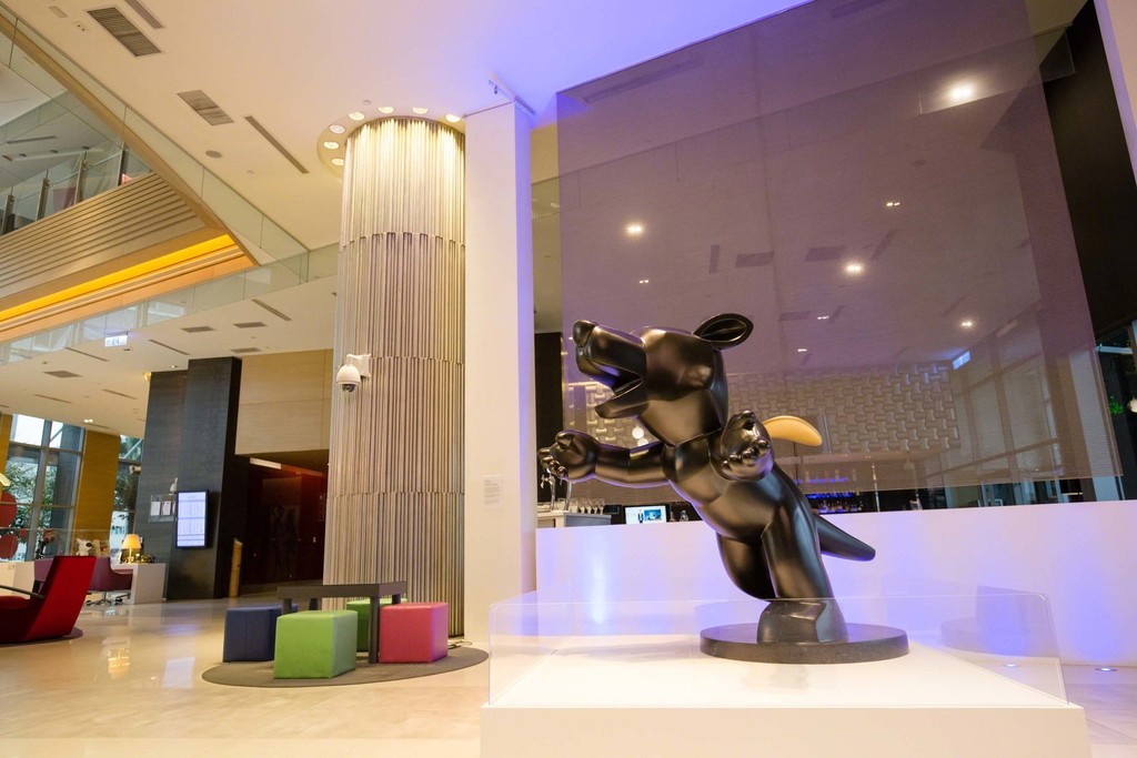 "Gimme a Hug, 2007" installation view at the hotel lobby
2018©Powen Gallery "Gimme a Hug, 2007" installation view at the hotel lobby
2018©Powen Gallery