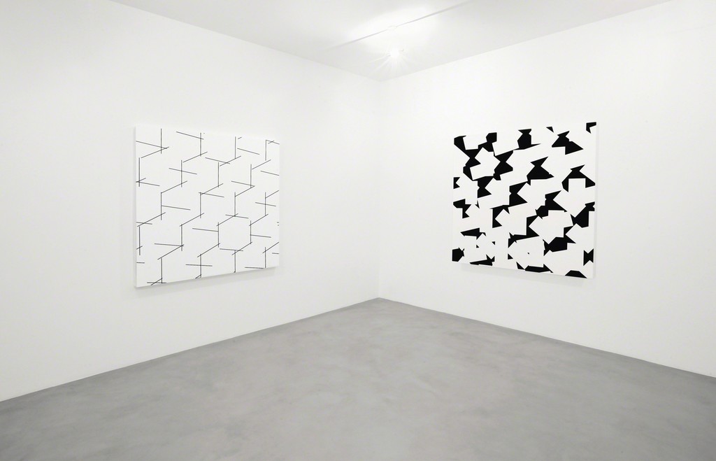 (from left to right) 3D concertant n°3 - 10° 90° 27°, 2014 /
Acrilico e pennarello a olio su tela, 150x150 cm /
3D bandes décimées n°3, 2014 / Acrilico su tela, 150x150 cm /
Partial view of the exhibition / A arte Invernizzi, Milano /
Courtesy A arte Invernizzi, Milano / Foto Bruno Bani, Milano (from left to right) 3D concertant n°3 - 10° 90° 27°, 2014 /
Acrilico e pennarello a olio su tela, 150x150 cm /
3D bandes décimées n°3, 2014 / Acrilico su tela, 150x150 cm /
Partial view of the exhibition / A arte Invernizzi, Milano /
Courtesy A arte Invernizzi, Milano / Foto Bruno Bani, Milano