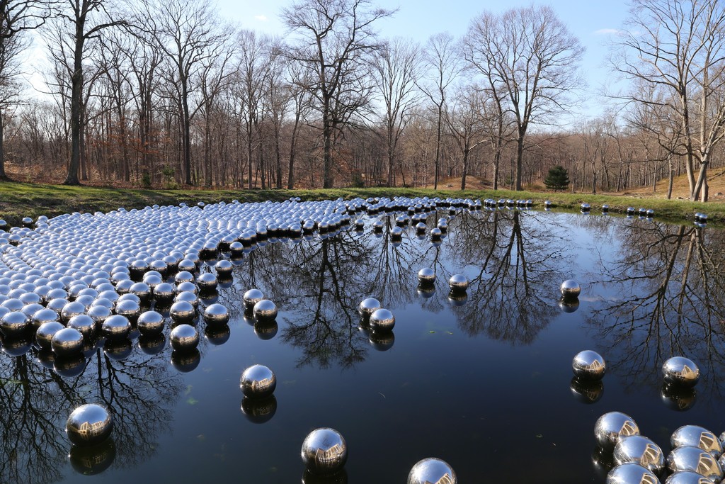 Installation view of "Yayoi Kusama: Narcissus Garden" at Glass House, New Canaan (2016). Photo credit ©KUSAMA Studio Installation view of "Yayoi Kusama: Narcissus Garden" at Glass House, New Canaan (2016). Photo credit ©KUSAMA Studio
