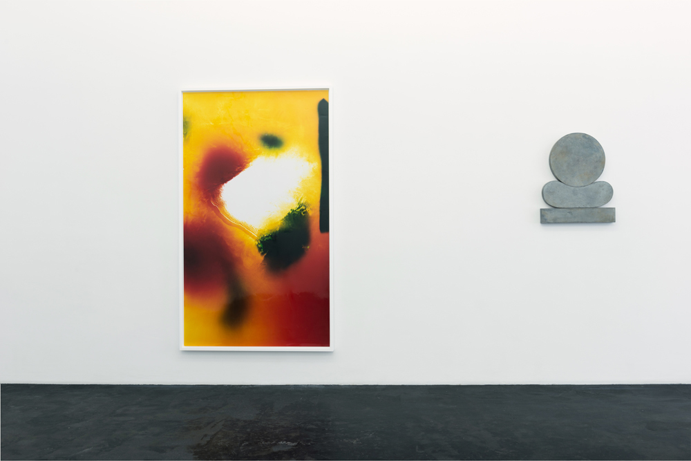 »A Line Between the Morning Sun and the Evening Sun« | 10 years of Häusler Contemporary Zürich | installation view of the anniversary exhibition, curated by Giovanni Carmine | photo: Mischa Scherrer »A Line Between the Morning Sun and the Evening Sun« | 10 years of Häusler Contemporary Zürich | installation view of the anniversary exhibition, curated by Giovanni Carmine | photo: Mischa Scherrer