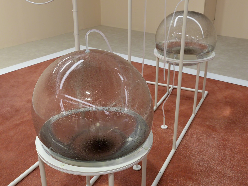 Exhibition view of Marguerite Humeau, FOX P2, Palais de Tokyo (23.06 – 11.09.2016). Courtesy of the artist. Photo : André Morin. Exhibition view of Marguerite Humeau, FOX P2, Palais de Tokyo (23.06 – 11.09.2016). Courtesy of the artist. Photo : André Morin.