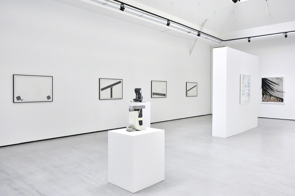 Exhibition view "g = 9,8 N.kg-1", group show with Dave HARDY, Keiji UEMATSU & Letha WILSON. © Photo: Rebecca Fanuele. Exhibition view "g = 9,8 N.kg-1", group show with Dave HARDY, Keiji UEMATSU & Letha WILSON. © Photo: Rebecca Fanuele.