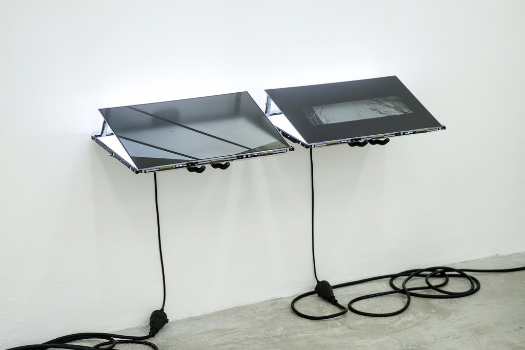 Thora Dolven Balke
'White Whale', 2015
--
Altered 22” TV screens, all-weather extension cables, pocket torches, video loops (00:23:55, 00:22:24), sound / modifizierte 22" TV-Monitore, Allwetter-Verlängerungskabel, Taschenlampen, Video-Loops (00:23:55, 00:22:24), Sound
Dimensions variable Thora Dolven Balke
'White Whale', 2015
--
Altered 22” TV screens, all-weather extension cables, pocket torches, video loops (00:23:55, 00:22:24), sound / modifizierte 22" TV-Monitore, Allwetter-Verlängerungskabel, Taschenlampen, Video-Loops (00:23:55, 00:22:24), Sound
Dimensions variable