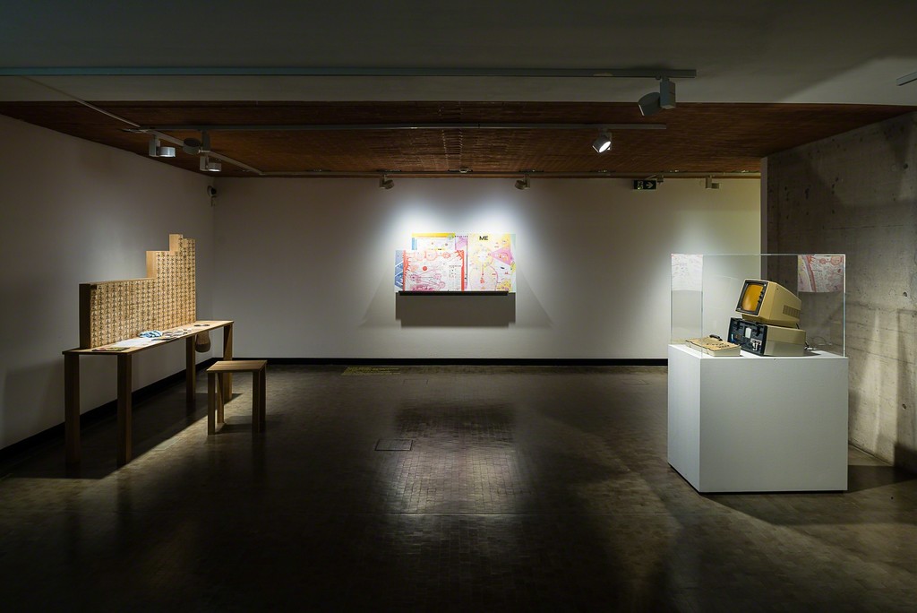 Installation view: The Promise of Total Automation, Kunsthalle Wien 2016, Photo: Jorit Aust: Julien Prévieux, MENACE 2 (Machine Educable Noughts and Crosses Engine), 2010, Collection Frac Basse, Normandie; Bureau d’études, Atlas of Agendas – Mapping the Power, Mapping the Commons, 2016, Courtesy the artists; Adam Osborne & Lee Felsenstein, Personal Computer Osborne 1a and Monitor NEC, Character Display, 1981, Loan Technisches Museum Vienna Installation view: The Promise of Total Automation, Kunsthalle Wien 2016, Photo: Jorit Aust: Julien Prévieux, MENACE 2 (Machine Educable Noughts and Crosses Engine), 2010, Collection Frac Basse, Normandie; Bureau d’études, Atlas of Agendas – Mapping the Power, Mapping the Commons, 2016, Courtesy the artists; Adam Osborne & Lee Felsenstein, Personal Computer Osborne 1a and Monitor NEC, Character Display, 1981, Loan Technisches Museum Vienna