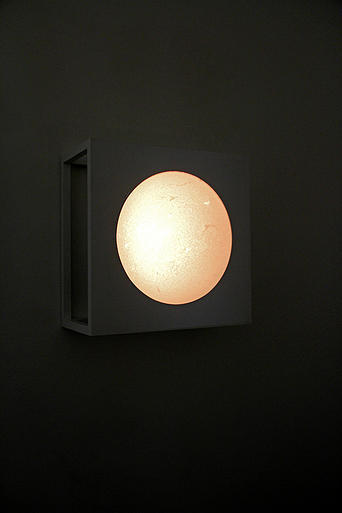 Jessica Rayner
365 Faces of the Sun
2014
Metal, HD projector
43 x 43 x 22 cm
Edition of 3 + 2 AP Jessica Rayner
365 Faces of the Sun
2014
Metal, HD projector
43 x 43 x 22 cm
Edition of 3 + 2 AP