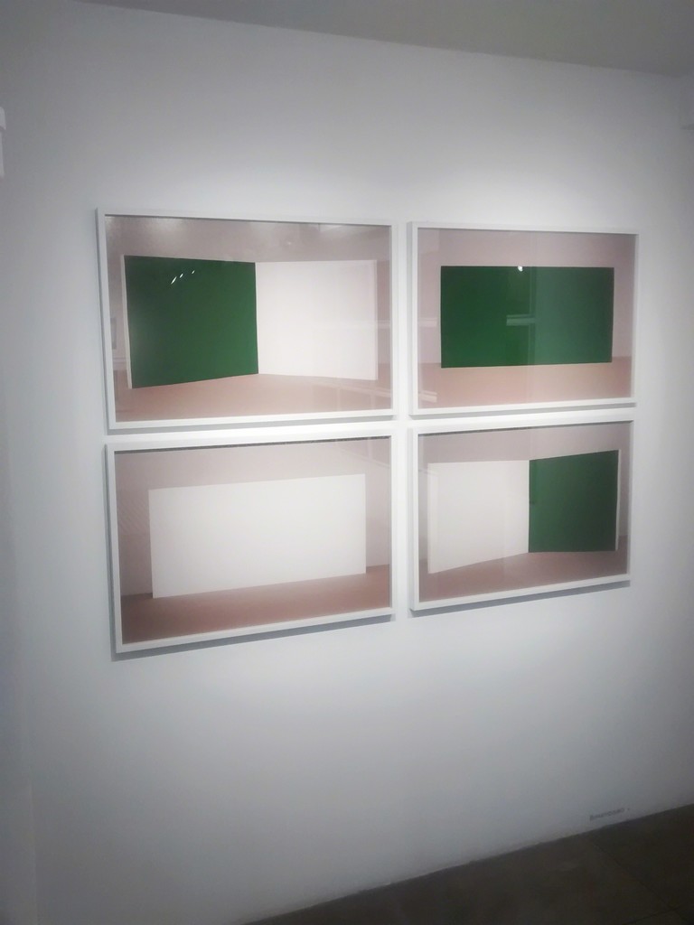 ALEXANDER APÓSTOL , LECCIONES POLÍTICAS
Bipartidismo, 2017
Fotografía digital
50 x 75 cm 4 imágenes de 50 x 75 cm (extensión del mural 115 x 165 cm) ALEXANDER APÓSTOL , LECCIONES POLÍTICAS
Bipartidismo, 2017
Fotografía digital
50 x 75 cm 4 imágenes de 50 x 75 cm (extensión del mural 115 x 165 cm)