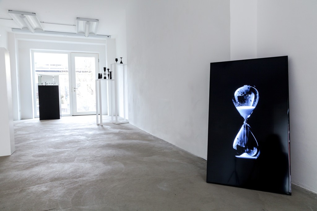 exhibition view: „Aeon“, 2011 | Videoloop with sound (foreground, right), Christine de la Garenne | image: ©dasesszimmer exhibition view: „Aeon“, 2011 | Videoloop with sound (foreground, right), Christine de la Garenne | image: ©dasesszimmer