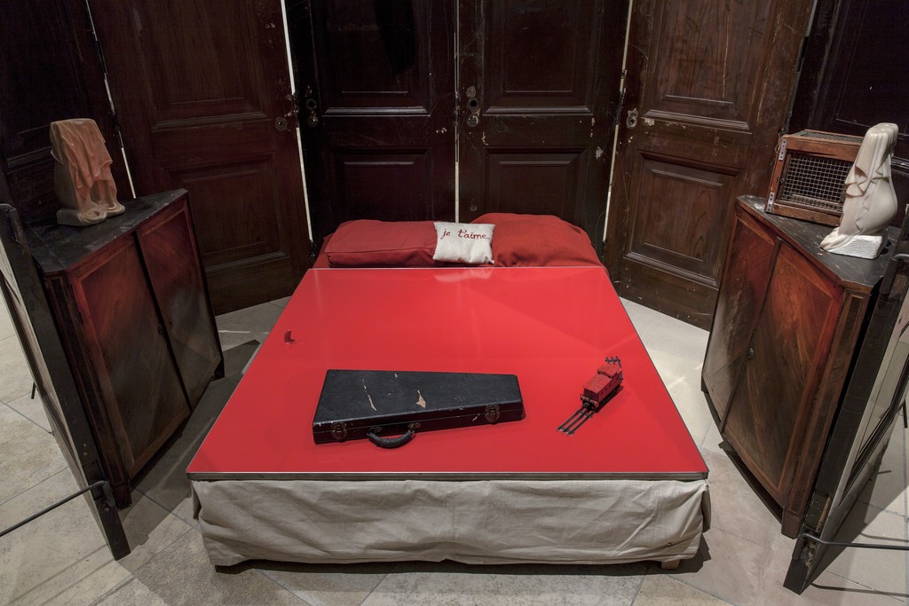 Louise Bourgeois, Red Room (Parents) (1994). Private Collection, courtesy Hauser & Wirth. Photo: Maximilian Geuter © The Easton Foundation / VEGAP, Madrid