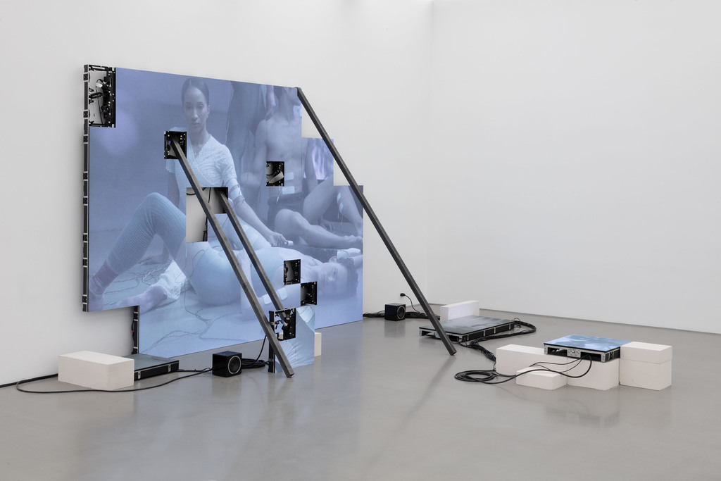 Jesper Just: Corporealités (installation image), 2020. Photo Courtesy of the artist and Perrotin. Jesper Just: Corporealités (installation image), 2020. Photo Courtesy of the artist and Perrotin.