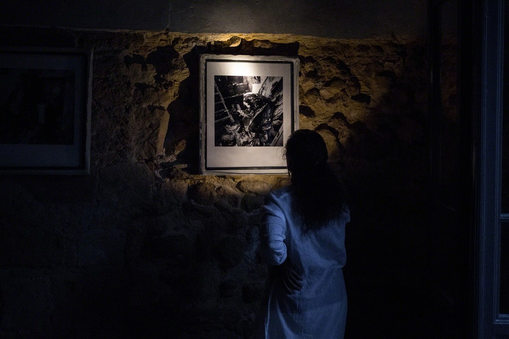 The works were presented in two unlit rooms. To see the exhibition, visitors used flashlights. Photography: Antonis Minas The works were presented in two unlit rooms. To see the exhibition, visitors used flashlights. Photography: Antonis Minas
