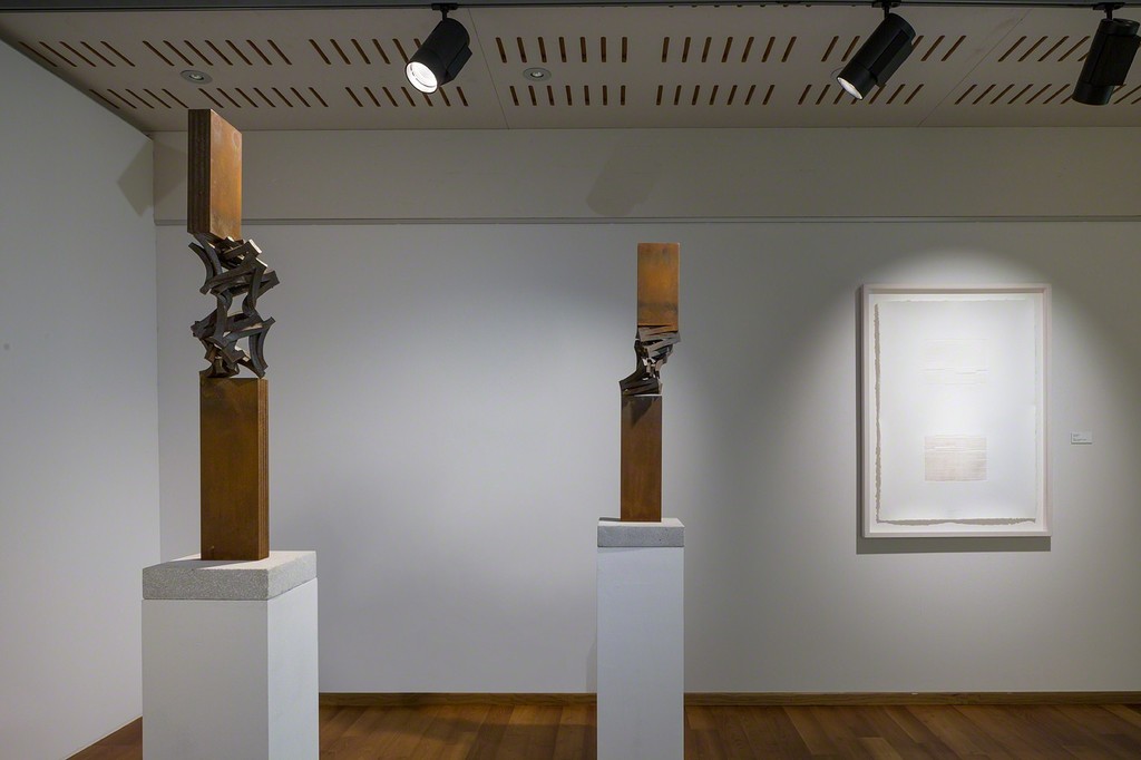 Thomas Röthel's steel sculptures and works on paper are placed amidst each other to emphasize his characteristic play of contrasts between lightness and heaviness (photo: Markus Beyeler) Thomas Röthel's steel sculptures and works on paper are placed amidst each other to emphasize his characteristic play of contrasts between lightness and heaviness (photo: Markus Beyeler)