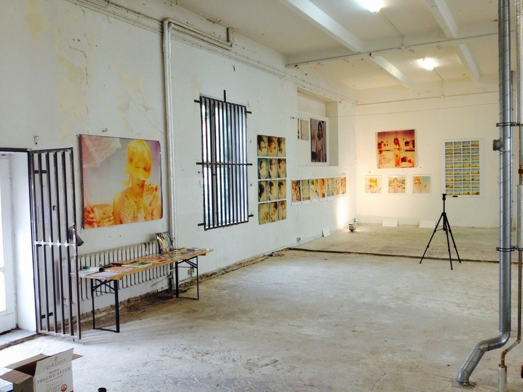 East wall and entrance.
Online auction corner East wall and entrance.
Online auction corner