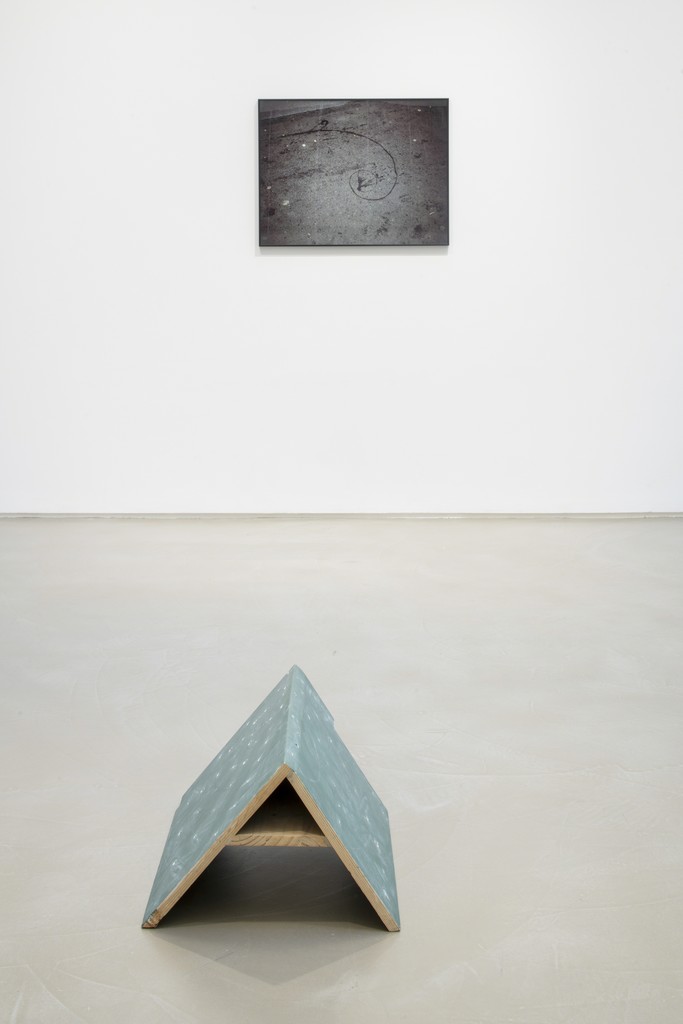 Jean-Luc Moulène, La Vigie (extraits), Paris, 2004-2011, installation view at Galerie Chantal Crousel (2019). Courtesy the artist and Galerie Chantal Crousel, Paris. Photo: Martin Argyroglo © Jean-Luc Moulène / ADAGP, Paris (2019) Jean-Luc Moulène, La Vigie (extraits), Paris, 2004-2011, installation view at Galerie Chantal Crousel (2019). Courtesy the artist and Galerie Chantal Crousel, Paris. Photo: Martin Argyroglo © Jean-Luc Moulène / ADAGP, Paris (2019)