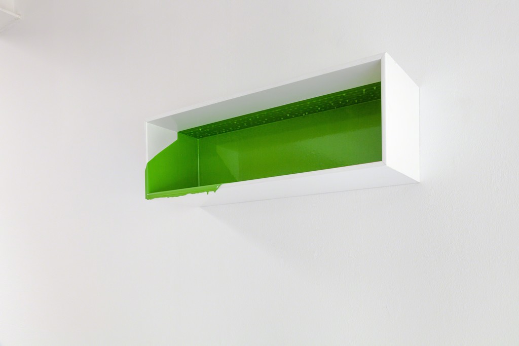 Rainer Splitt: „Gussbox“ (green), 2009, unique, Pigment, Epoxid in empty box, 20,5 x 60 x 19,5cm | image: ©das_esszimmer Rainer Splitt: „Gussbox“ (green), 2009, unique, Pigment, Epoxid in empty box, 20,5 x 60 x 19,5cm | image: ©das_esszimmer