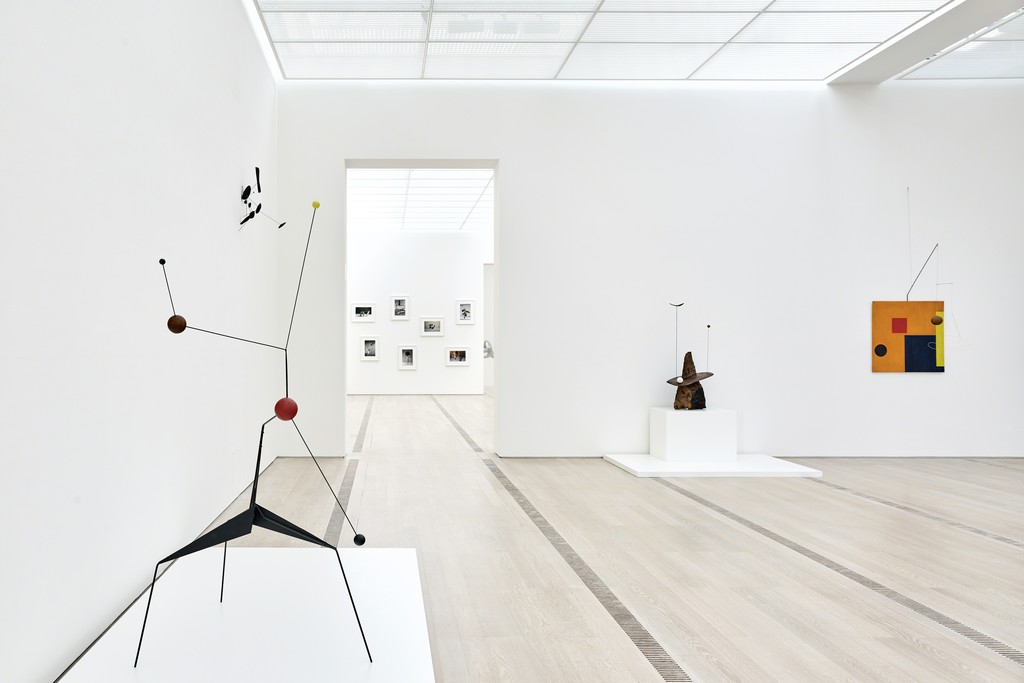 Installation view, "Alexander Calder & Fischli/Weiss," Fondation Beyeler, Riehen/Basel, Switzerland, 2016. Photo: Mark Niedermann Installation view, "Alexander Calder & Fischli/Weiss," Fondation Beyeler, Riehen/Basel, Switzerland, 2016. Photo: Mark Niedermann