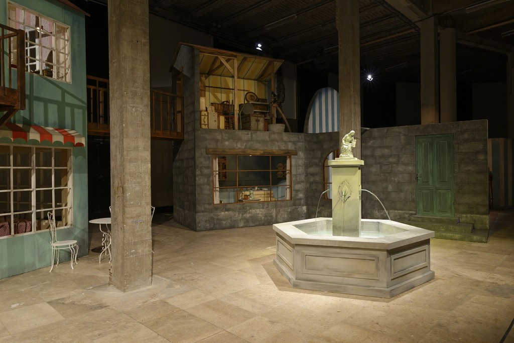 Ragnar Kjartansson, Bonjour, 2015. Coproduction Palais de Tokyo ; Festival d’Automne à Paris. Exhibition view « Seul Celui qui Connaît le Désir », Palais de Tokyo, Paris, 2015. Courtesy of the artist and Luhring Augustine (New York); I8 Gallery (Reykjavik). Photo : Aurélien Mole. Ragnar Kjartansson, Bonjour, 2015. Coproduction Palais de Tokyo ; Festival d’Automne à Paris. Exhibition view « Seul Celui qui Connaît le Désir », Palais de Tokyo, Paris, 2015. Courtesy of the artist and Luhring Augustine (New York); I8 Gallery (Reykjavik). Photo : Aurélien Mole.