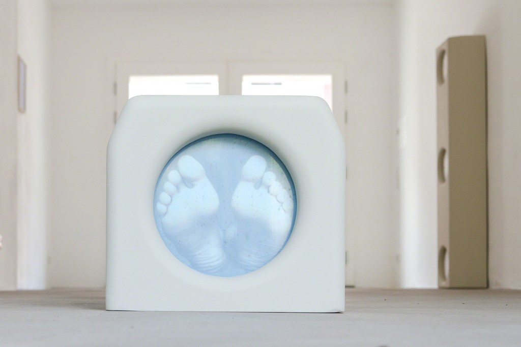 Michael Volkmer: installation view, "housing #2" / Eva-Marie, 2015 | 40 x 40 x 180 cm, MDF, mixed method | detail, front view | image: ©dasesszimmer Michael Volkmer: installation view, "housing #2" / Eva-Marie, 2015 | 40 x 40 x 180 cm, MDF, mixed method | detail, front view | image: ©dasesszimmer