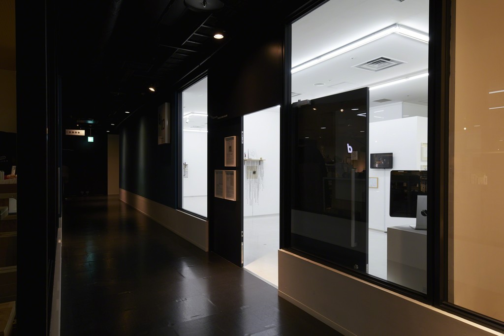 Installation view from “Humor Identification” 8/ ART GALLERY/ Tomio Koyama Gallery, 2017 ©Atsushi Nishijima, photo by Kenji Takahashi Installation view from “Humor Identification” 8/ ART GALLERY/ Tomio Koyama Gallery, 2017 ©Atsushi Nishijima, photo by Kenji Takahashi