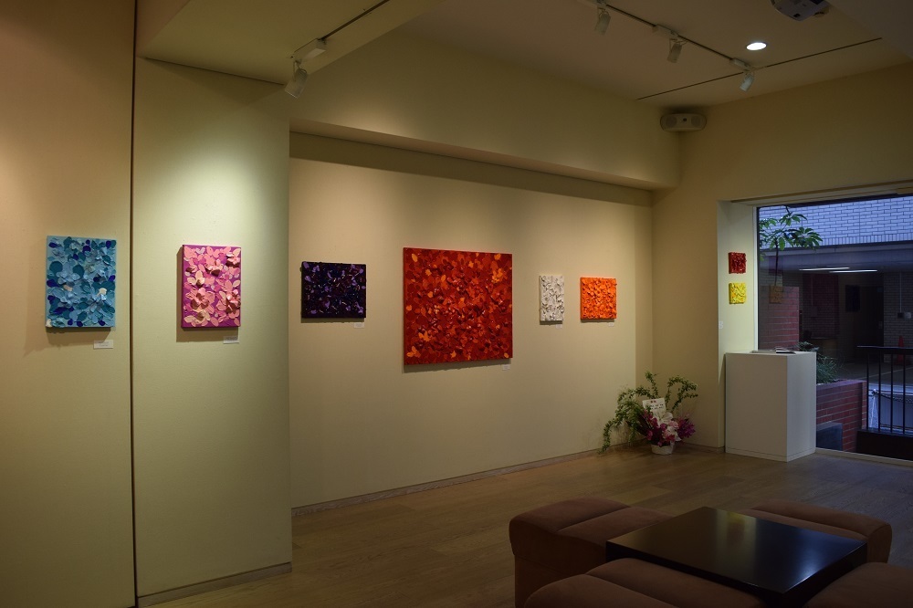 Emiko Aoki's works attract our attention by its bright colors and her unique matieres.
Her works are divided into three types, "EPIPHANY" / "PRESENCE" / "INFINITY".
She makes use of the reflection of light in the series "PRESENCE" and a large plane of colors and complex small planes harmonize well like a musical performance in the series "EPIPHANY". Vivid colors piled up on canvas make us think of a series of petal -infinite life-, in the series "INFINITY". Emiko Aoki's works attract our attention by its bright colors and her unique matieres.
Her works are divided into three types, "EPIPHANY" / "PRESENCE" / "INFINITY".
She makes use of the reflection of light in the series "PRESENCE" and a large plane of colors and complex small planes harmonize well like a musical performance in the series "EPIPHANY". Vivid colors piled up on canvas make us think of a series of petal -infinite life-, in the series "INFINITY".