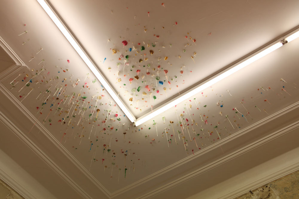 Serena Fineschi, "Affresco, Trash Series", 2018, chewing-gum on plaster, site speci c work Serena Fineschi, "Affresco, Trash Series", 2018, chewing-gum on plaster, site speci c work